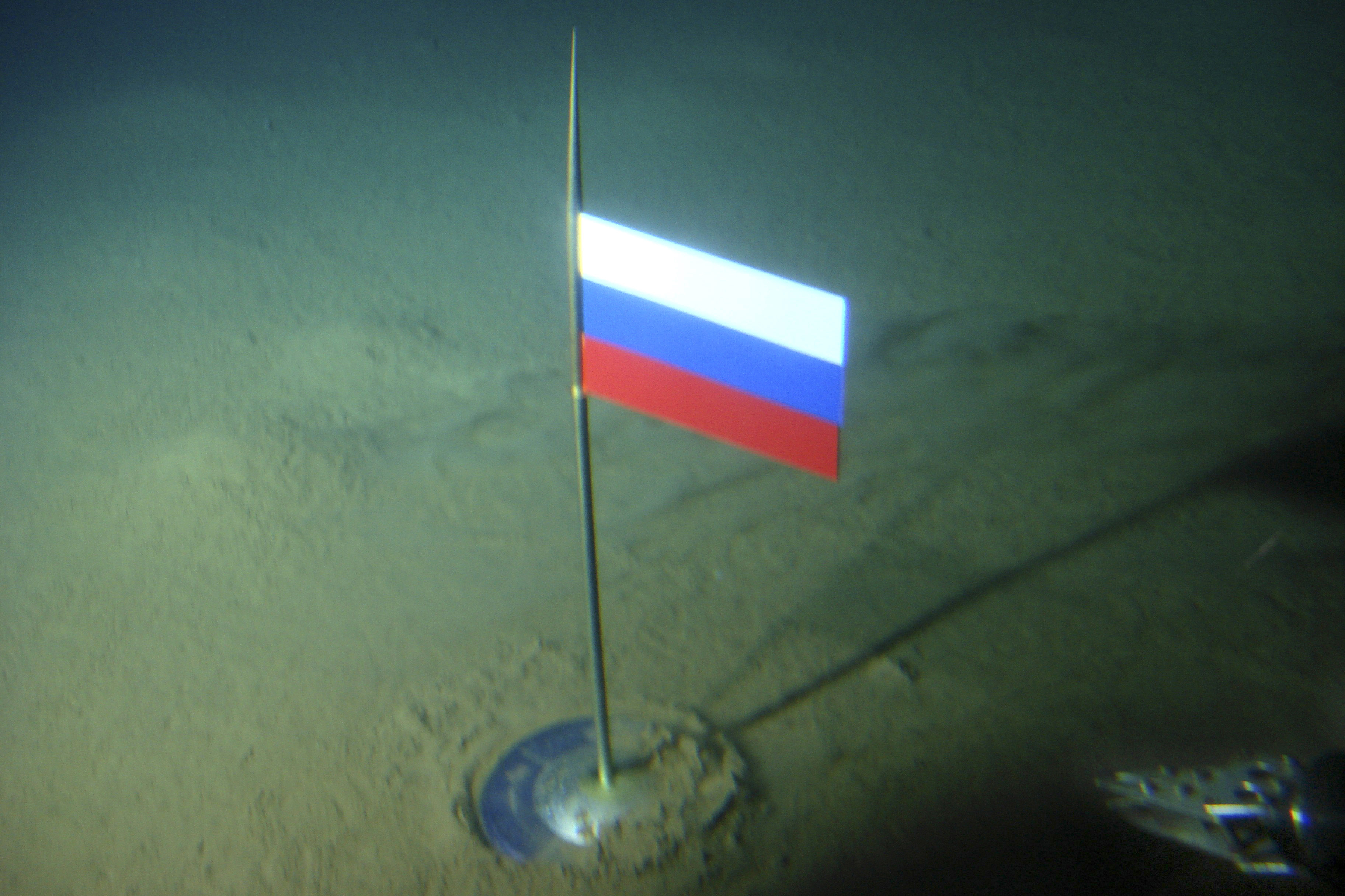 En titan-kapsel med det russiske flagget ble plantet på bunnen under Nordpolen torsdag 2. August 2007. 