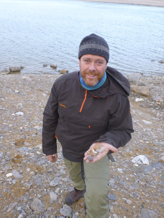 Jørgen Berge med fossile skjell fra Rijpfjorden på Svalbard. Blåskjell levde på Svalbard i varme perioder etter siste istid, men hvilke arter bodde her den gangen? DNA fra disse fossilene har ikke latt seg isolere. 
