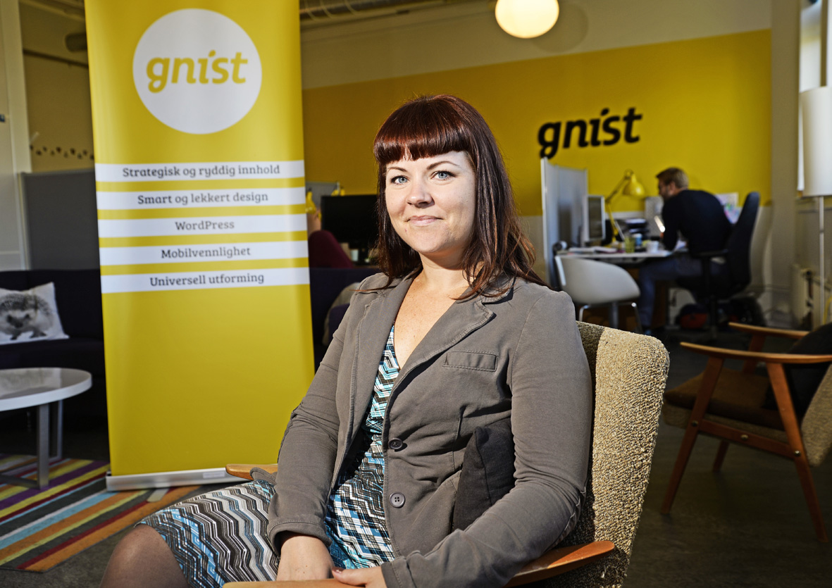 Emma Johansson sittende i kontorlokalet til sitt eget firma Gnist Design