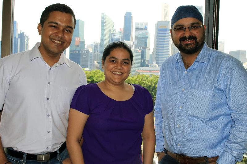 Dilip K. Prasad (t.v.), Krishna Agarwal og Balpreet Singh Ahluwalia møttes i Singapore. Nå skal de samarbeide i Tromsø.  