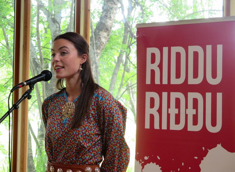 Karoline Trollvik under lanseringen av fjorårets program for Riddu Riddu-festivalen. 