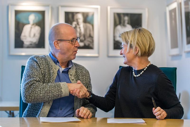 Administrerende direktør i Remiks, Bård Jørgensen, og UiT-rektor Anne Husebekk gleder seg begge over samarbeidsavtalen. 
