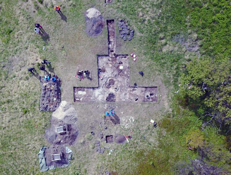 Utgravningens siste fase bestod i å undersøke ildsteder og stolpehull. Dronefoto med oversikt over utgravningsområdet.