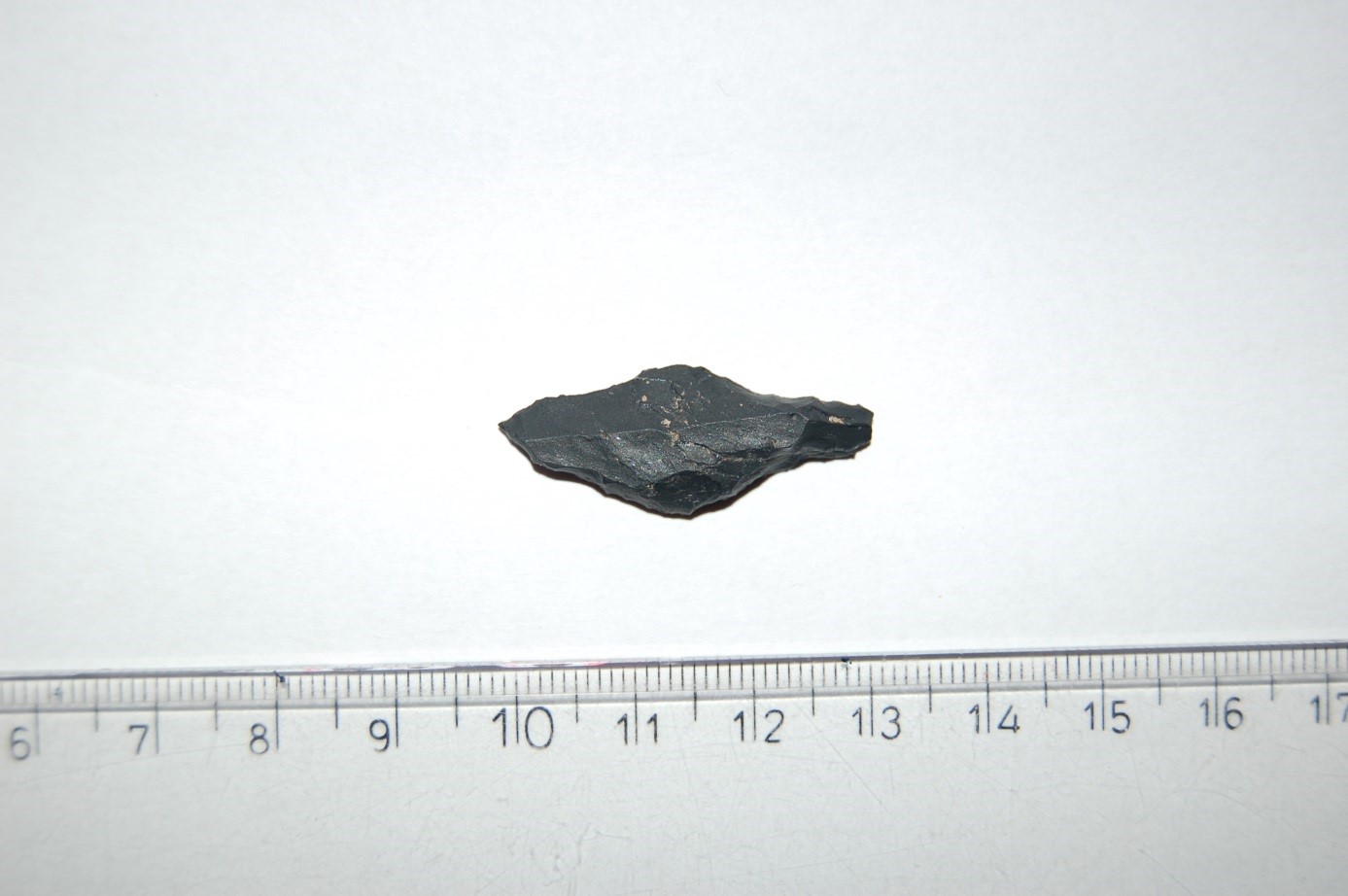 En fin pilespiss av svart chert, ca. 3 cm lang.