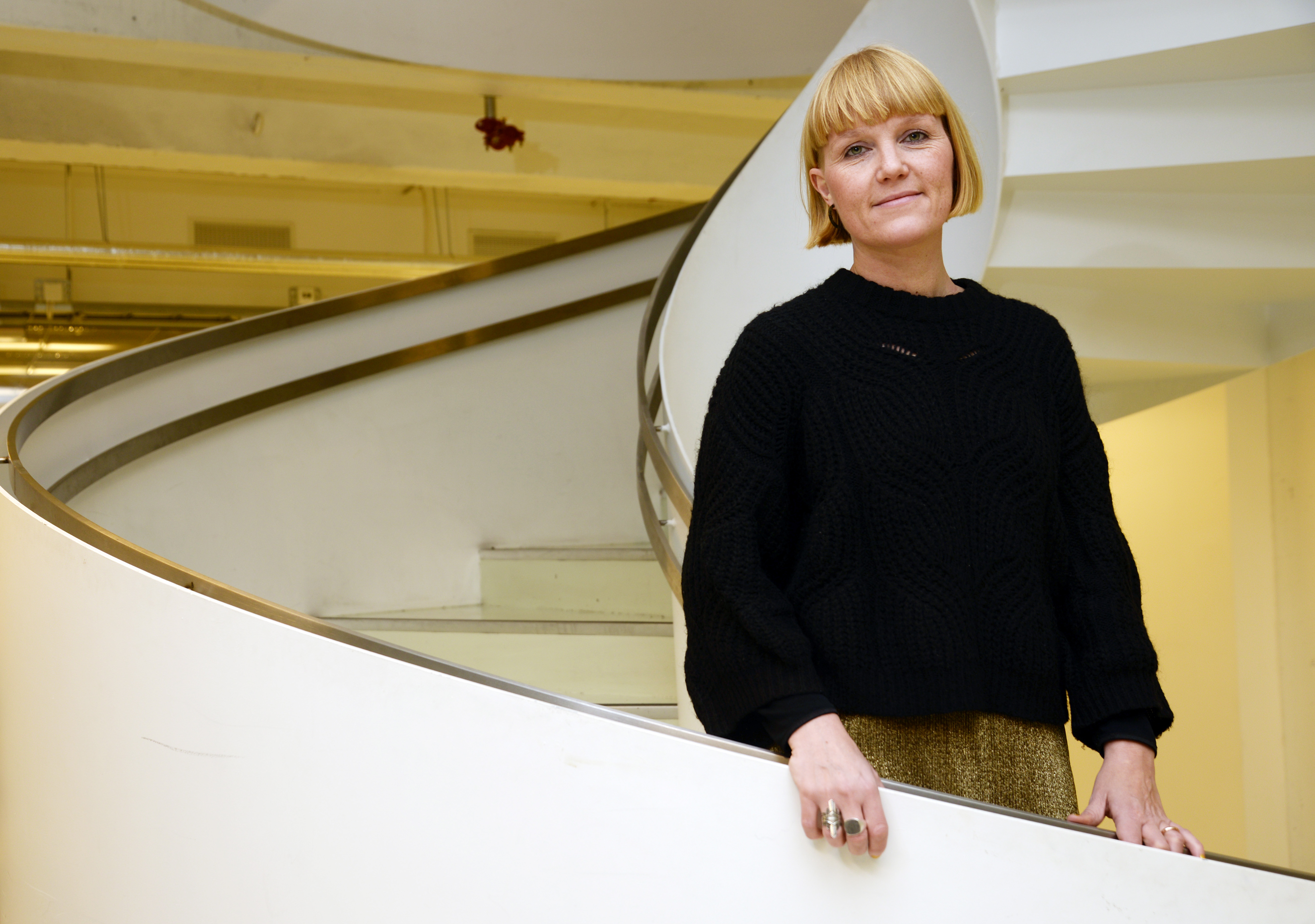 Hanne Hammer Stien i trappa på Kunstakademiet