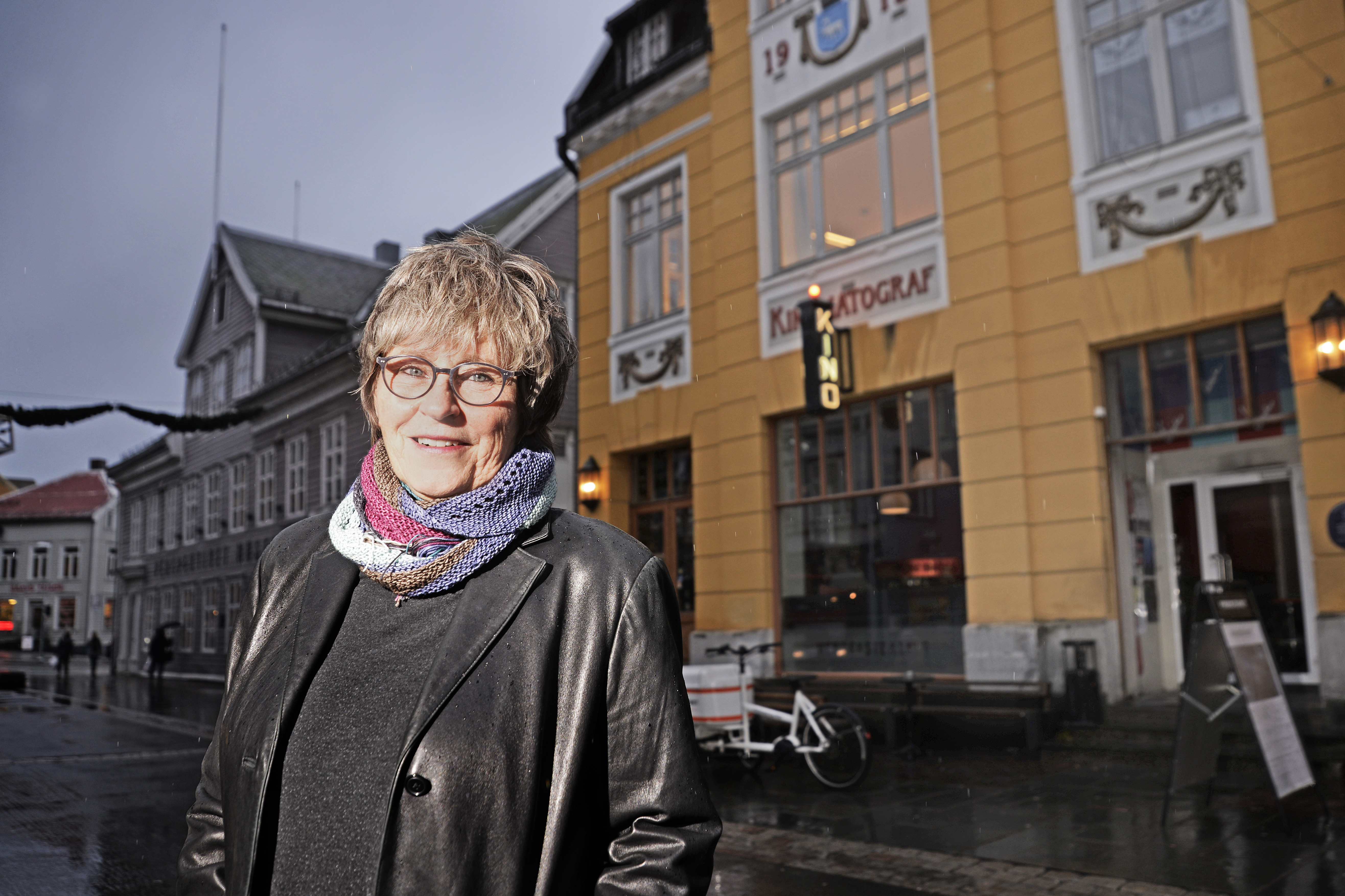 Martha Otte utenfor Verdensteateret kino i Tromsø
