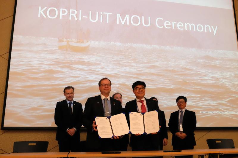 Prorektor Kenneth Ruud og leder for KOPRIs internasjonale avdeling, Hyoung Chul Shin undertegnet en samarbeidsavtale.