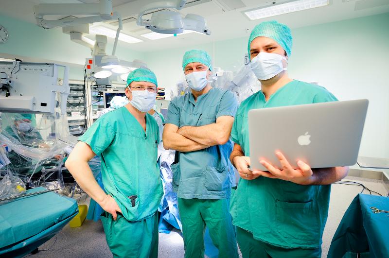 mortensen_lindsetmo_skrovseth_operasjon.jpg Algoritmer brukes i økende grad i medisinsk forskning. I Tromsø prøver man å finne algoritmer som kan avsløre hvilke pasienter som har størst risiko for komplikasjoner etter en mageoperasjon. Fra venstre kirurg Kim Erlend Mortensen, avdelingsoverlege Rolv-Ole Lindsetmo, begge ved Universitetssykehuset Nord-Norge, og seniorforsker Stein Olav Skrøvseth ved NST og UiT.