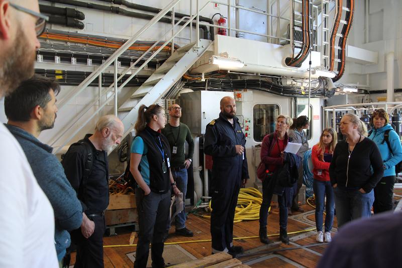 Forskerne fra UiT har nettopp kommet ombord i Kronprins Haakon og briefes om sikkerhet av skipets befal.