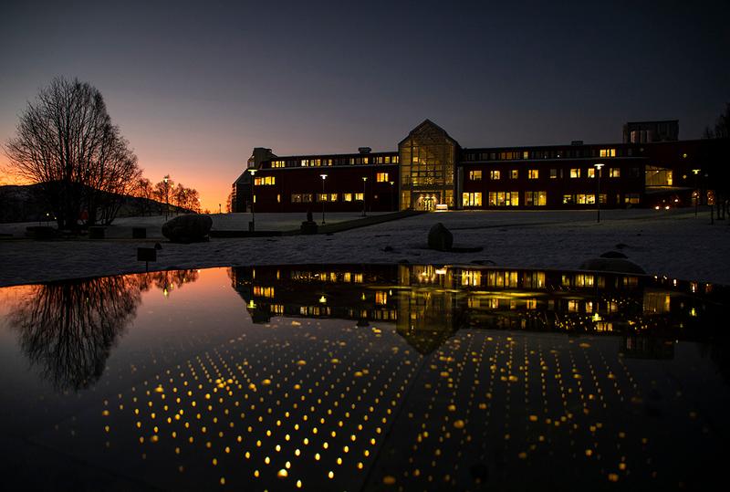 Bygninger på UiT Norges arktiske universitet, campus Tromsø, i mørketida