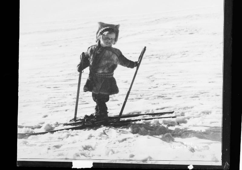 Samisk barn på ski