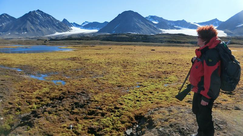 Professor Mette Svenning har forsket på metan-bakterier i årevis. Her er hun på leit etter mikrober på Svalbard.