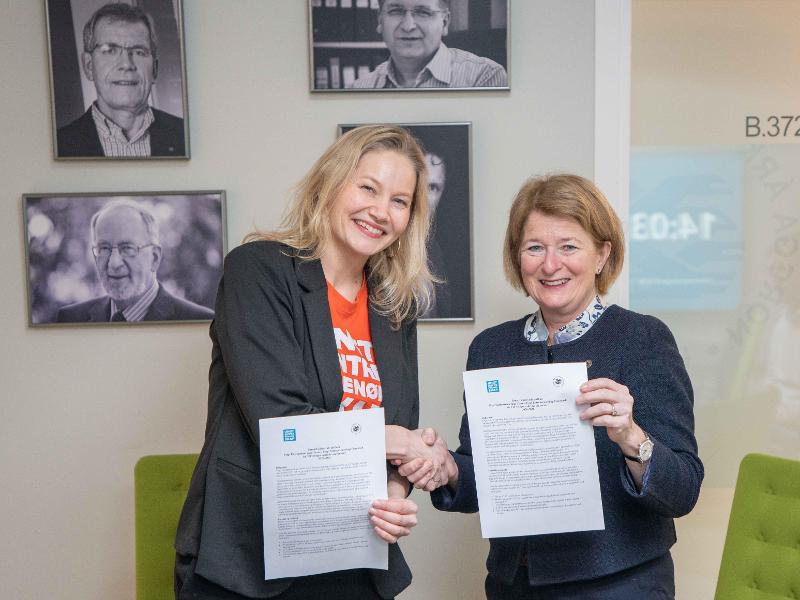Liv Brandvoll (t.v.) og Anne Husebekk signerte i dag en samarbeidsavtale mellom Ungt Entreprenørskap og UiT.