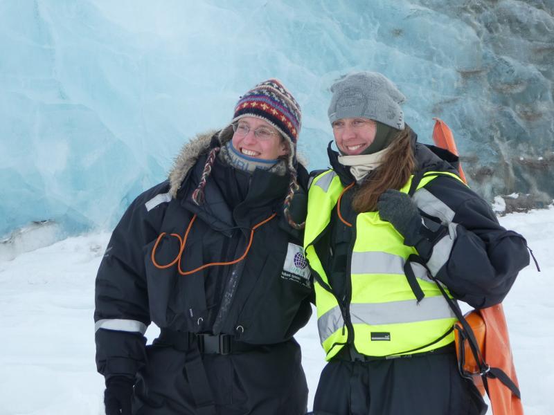Eva Leu (t.v.) og Janne Søreide på en av deres mange turer i forbindelse med feltarbeid. 