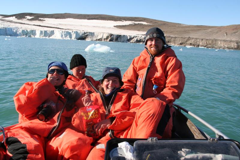 Postdocs og studenter fra ARCTOS nyter feltarbeid i Rijpfjorden på Svalbard i 2007.