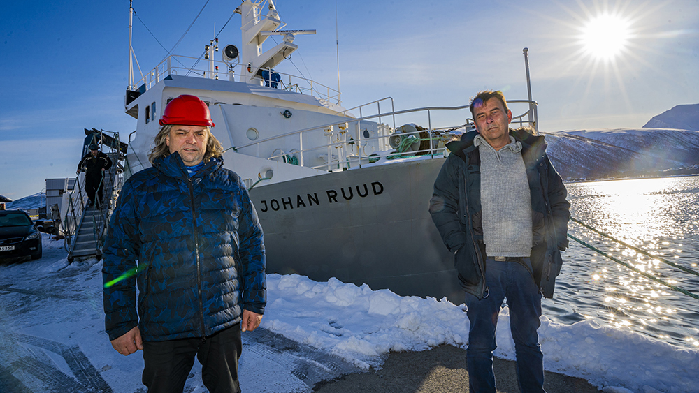 Skipper Stein Roger Flåten (t.v.) og fartøysjef ved UiT, Johnny Johansen, var på kaia for å ta farvel med FF Johan Ruud. 