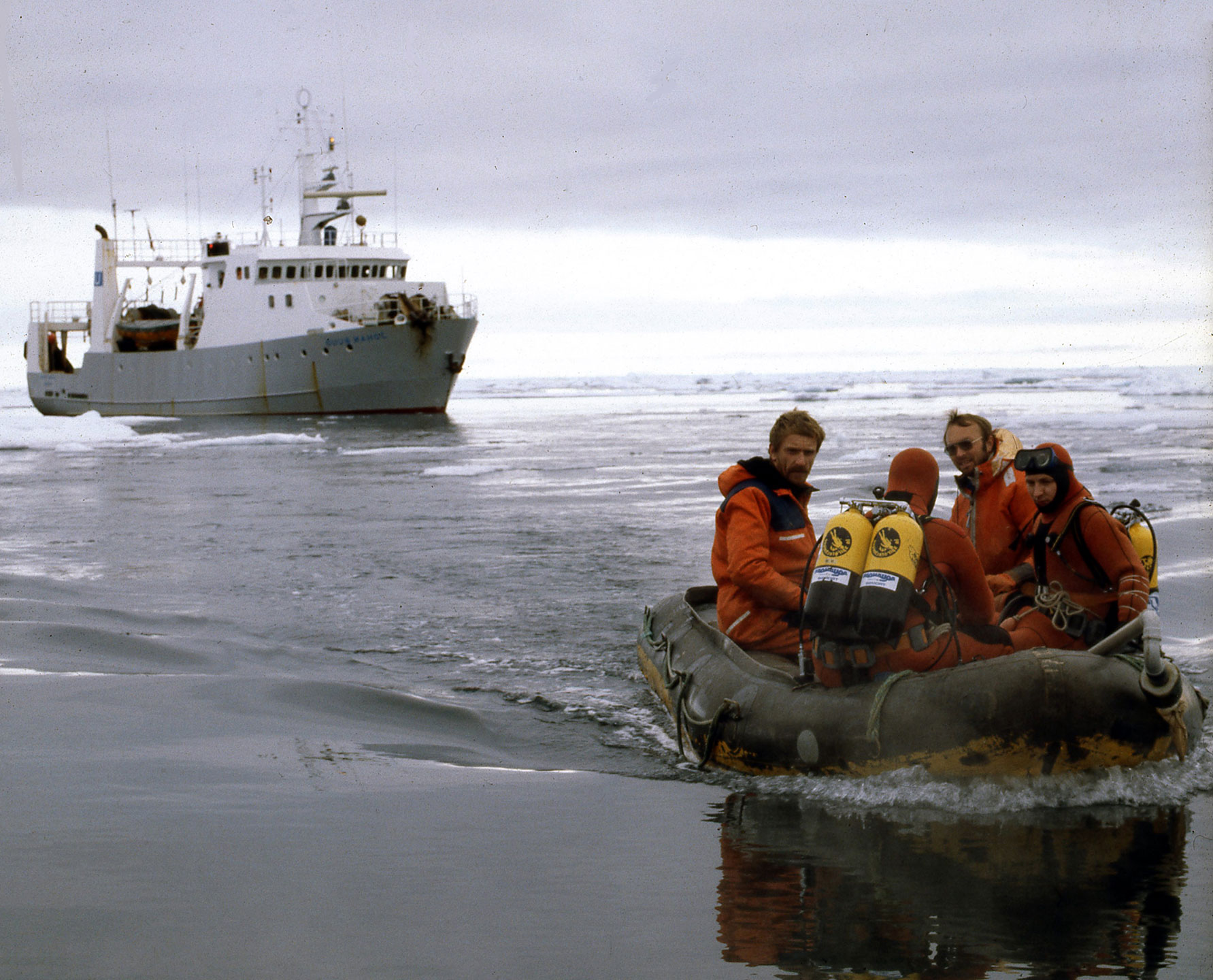 Dykkere på vei mot dykkeroppdrag utenfor den lille øya Moffen på nordsiden av Svalbard i 1980.