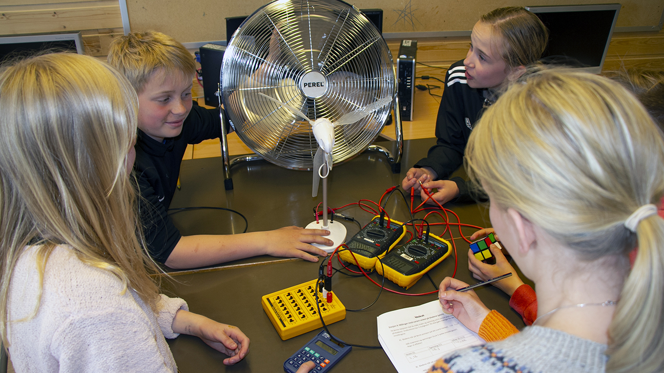 Bilde 5.jpg På Husøy skole har elevene fått prøvd å produsere strøm fra vindkraft.