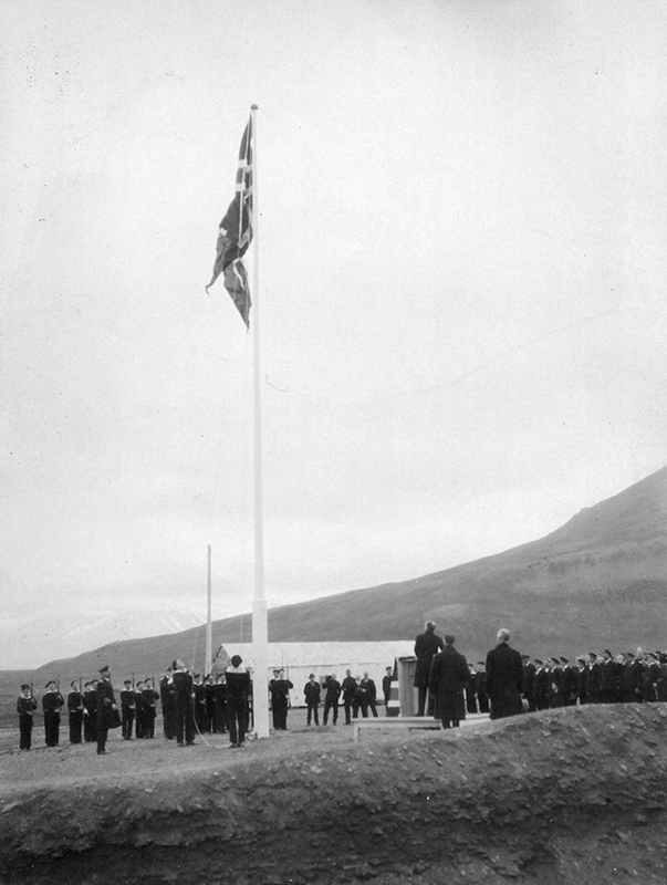 Svalbard 14. august 1925. Svalbardtraktaten markeres.