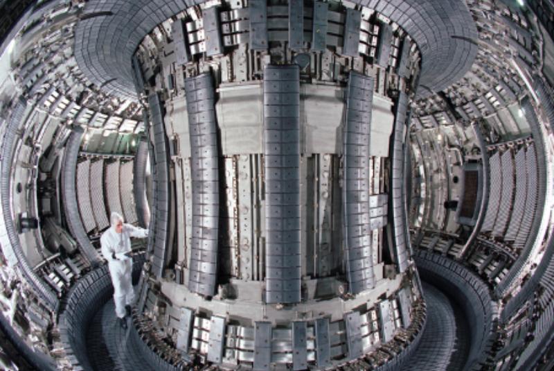 Innsiden av verdens største fusjonseksperiment Joint European Torus i England. Plasmaet sperres inne av sterke magnetfelt inni et smulteringformet kammer.