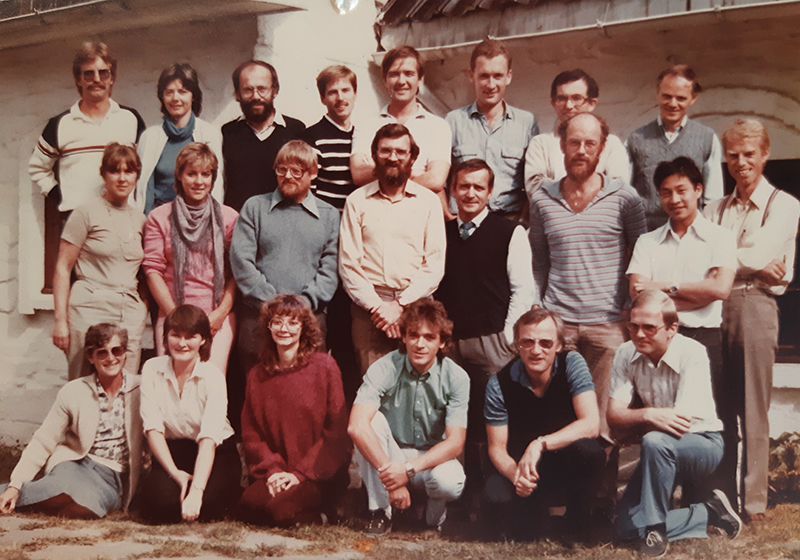 25 år gamle Randi smiler på første rad i burgunderrød genser. Deltakere og lærere på kurs i Stereologi, Sundvollen 1985.