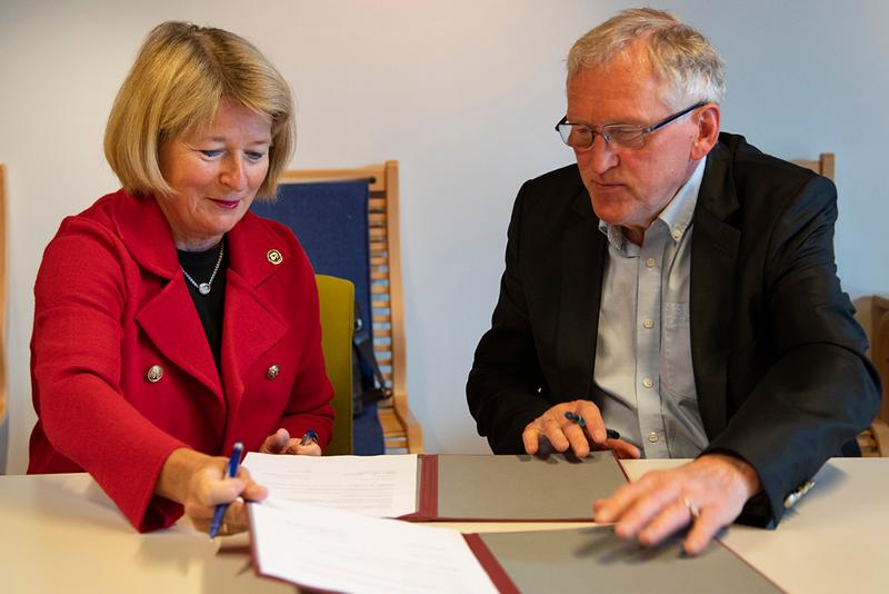 UiT-rektor Anne Husebekk og leder av interimsstyret til Kvääniteatteri, Torbjørn Naimak, undertegnet i dag en samarbeidsavtale. 