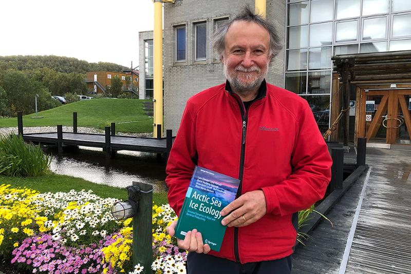 Rolf Gradinger med den ferske boka Arctic Sea Ice Ecology. 
