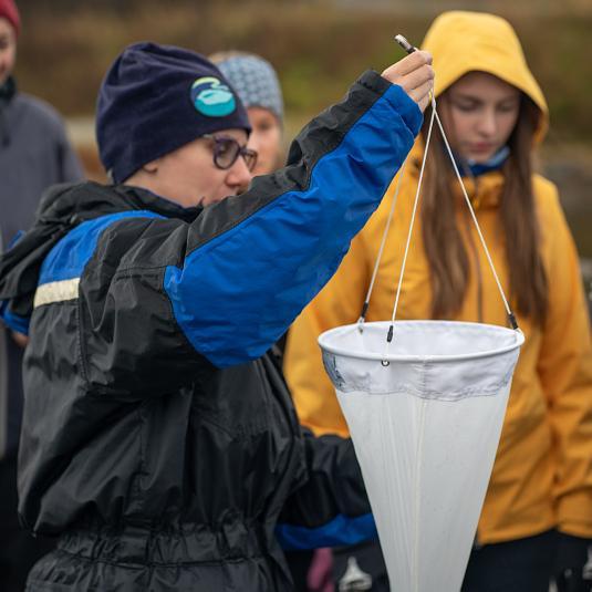Skoleelever fikk lære om plast i havet med forskere