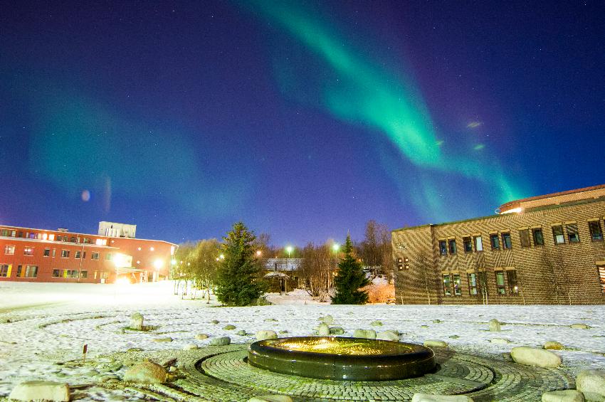 Labyrinten utenfor Campus Tromsø med nordlyset på himmelen over