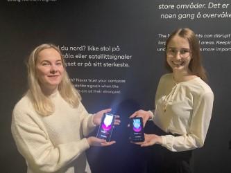 Kristine Ettestad og Ingeborg Frøystein viser fram appen 