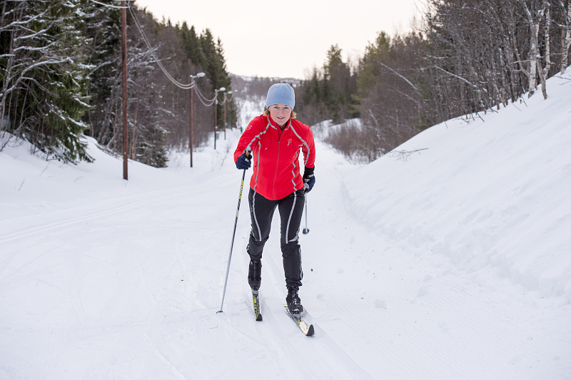 rektor Anne Husebekk på ski