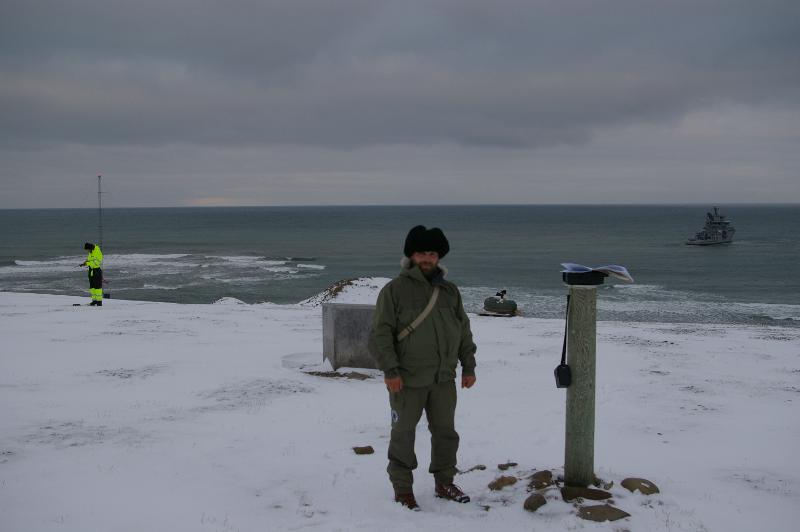 Magnar Gullikstad Johnsen venter på skyss tilbake med et kystvaktskip etter å ha foretatt en såkalt absoluttmåling av jordas magnetfelt på Hopen. Foto: Privat