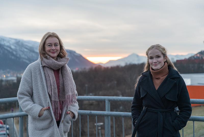 F&oslash;rsteamanuensis Linda Nesby (t.v.) og stipendiat Lise-Mari Lauritzen er opptatt av hvordan skj&oslash;nnlitteraturen kan brukes til &aring; utforske livsmestring. 