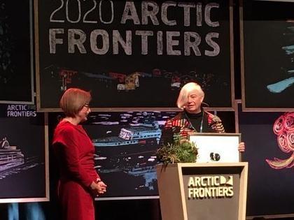 Rektor ved UiT, Anne Husebekk delte ut Mohnprisen 2020 til Dorthe Dahl-Jensen under konferansen Arctic Frontiers. 