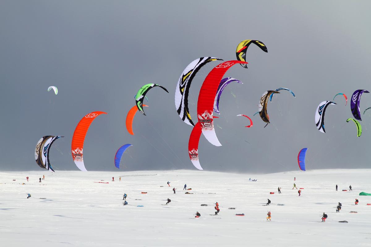 Skiløpere med kite på snø