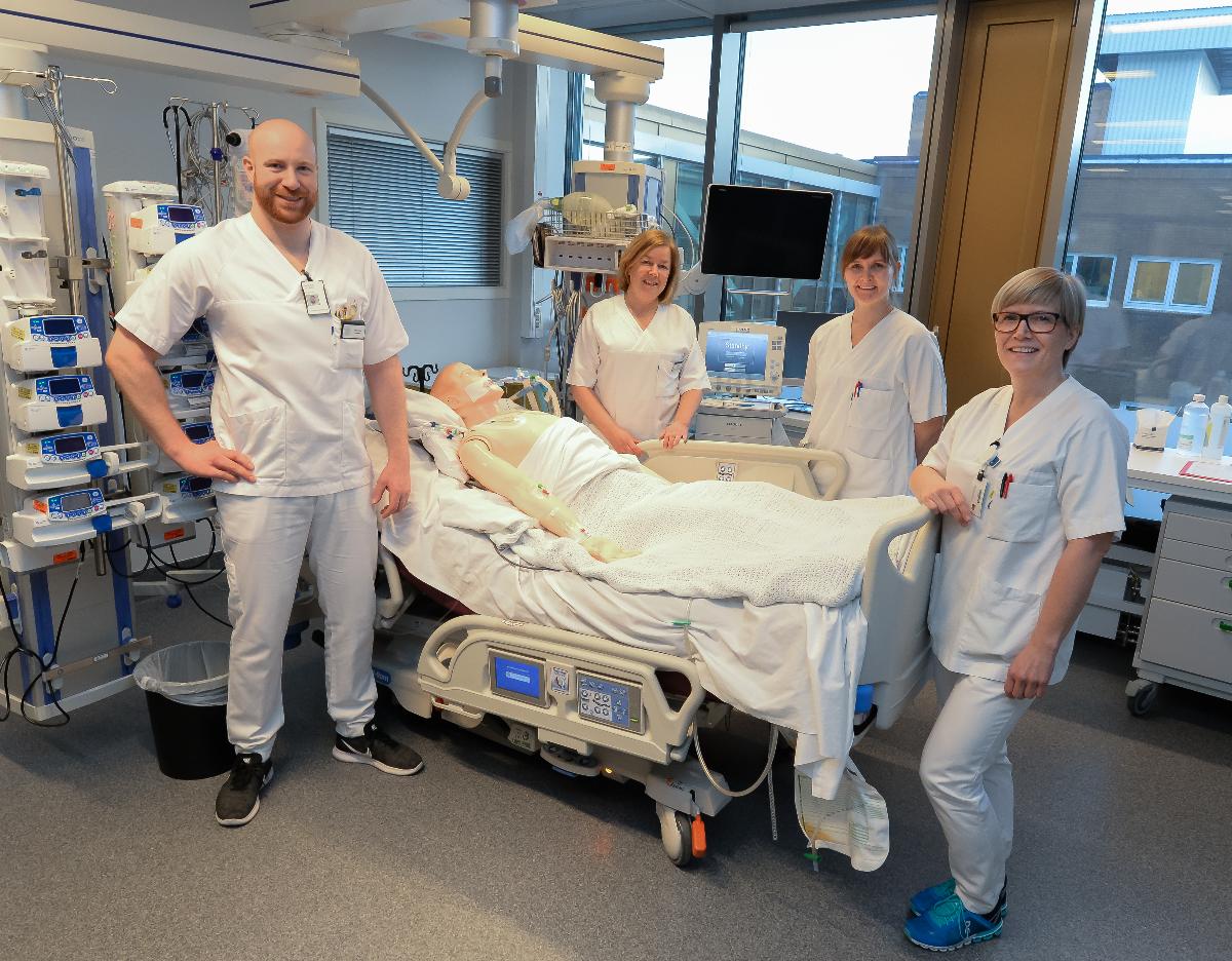 FIre intensivsykepleiere rundt en sykeseng på UNN, TRomsø.