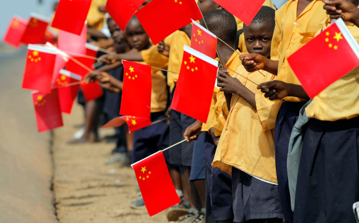 Afrikanske barn holder kinesiske flagg