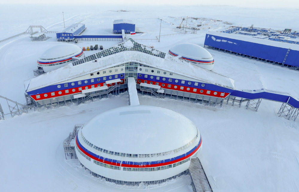 Den nye militærbasen "Arktisk trekløver" på Franz Josef Land sto ferdig i 2016. Basen kan huse 150 mennesker, og har vinterhage, bibliotek og lekeplass, slik at den også kan tiltrekke kontraktsoldater med familier.