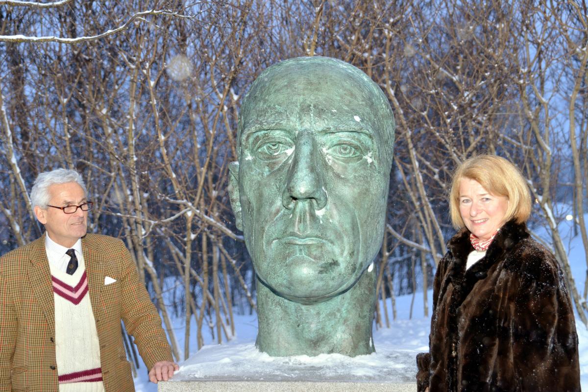 Arnoldus Schytte Blix og Anne Husebekk ved en bronsebyste av Roald Amundsen.