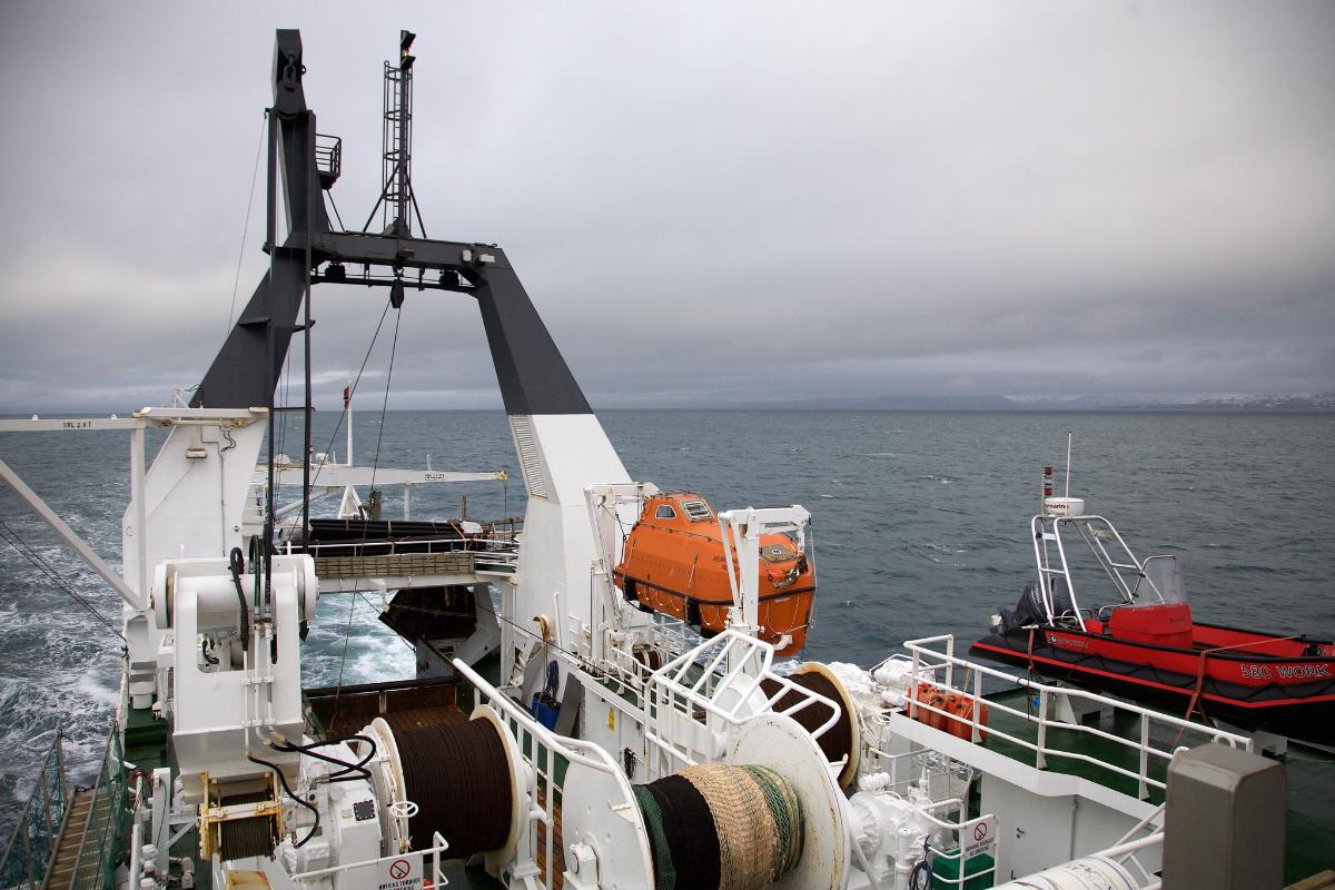 UiTs forskningsfartøy "Helmer Hanssen" i arktiske farvann.