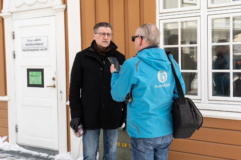Mann blir intervjuet av journalist fra Harstad Tidende