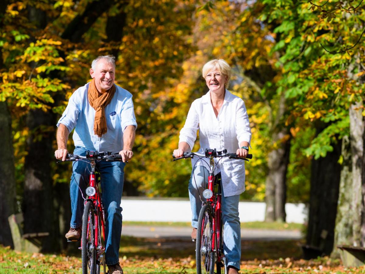 Eldre personer på sykkeltur