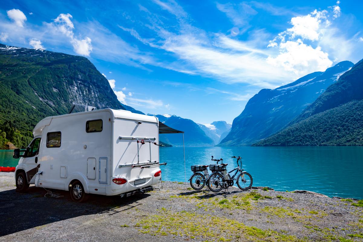 Campingbil langs norsk fjord.