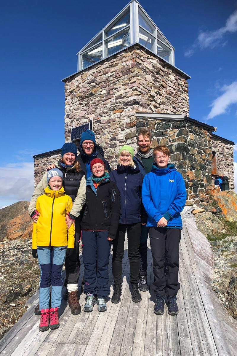 Noen av etterkommerne til Ole Andreas Krogness: Oldebarn Dagny Krogness med datteren Marie, s&oslash;nnen Fredrik (t.h.) og mannen Thomas Flandern (bak t.v.), skuespiller Marianne Krogness med s&oslash;nnen Even Sletteng Garvang og kona hans, Karoline Sletteng Garvang.