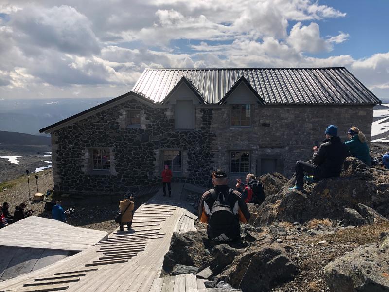 Hus p&aring; fjelltopp. 