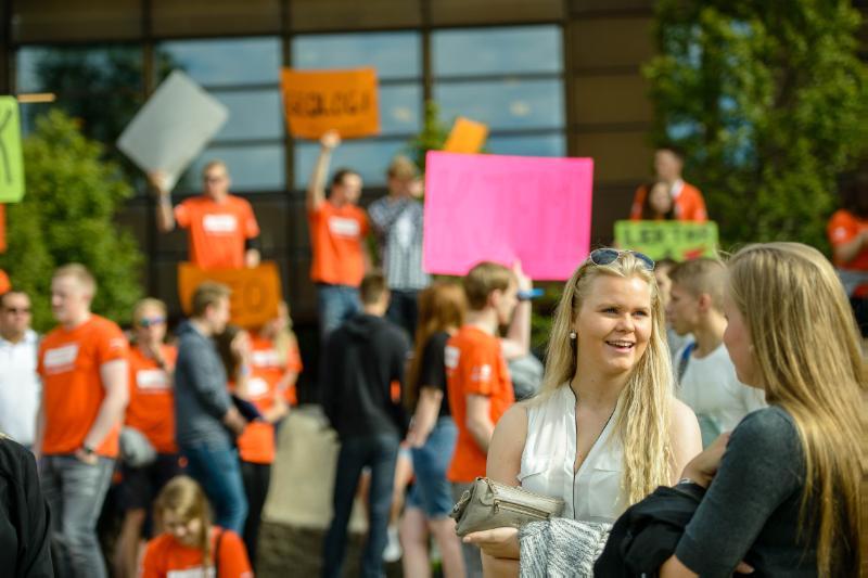 Studenter som møtes ute ved campus i Tromsø til semesterstart