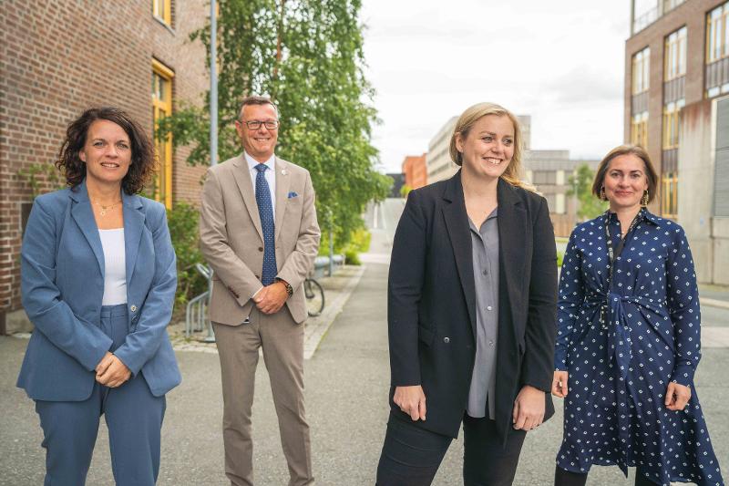 Det nye rektoratet tok imot statsråden på deres andre dag i den nye jobben. Fra venstre: Kathrine Tveiterås, Dag Rune Olsen, Tina Bru og Camilla Brekke. 
