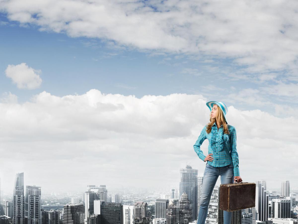 Illustrasjonsbilde, storby og ung kvinne