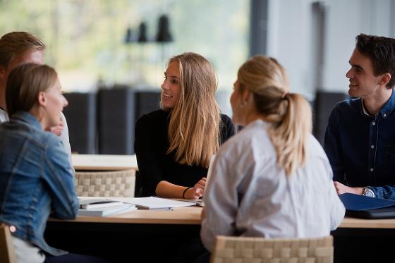 Studenter rundt et bord
