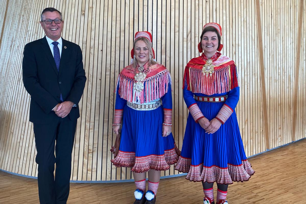 Rektor Dag Rune Olsen, rektor Laila Susanne Vars og Sametingspresident Aili Keskitalo gledet seg sammen over at det samiske sykepleierstudiet endelig er i gang. De møttes under åpningen av Samisk høgskole.